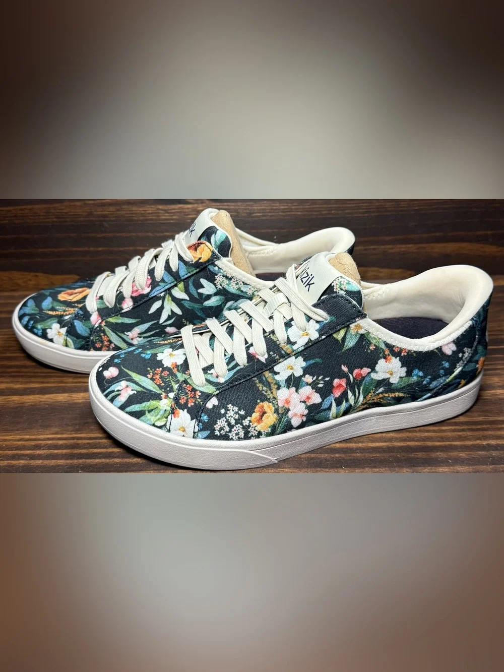 Kizik Irvine Women’s Size 6-7.5 Shoes Floral Athletic Sneakers Lightly Worn